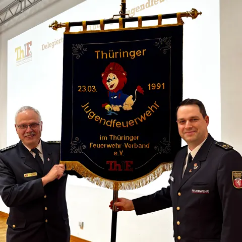 Übergabe Ehrenstandarte der ThJF zum 35. Jahr des Bestehens